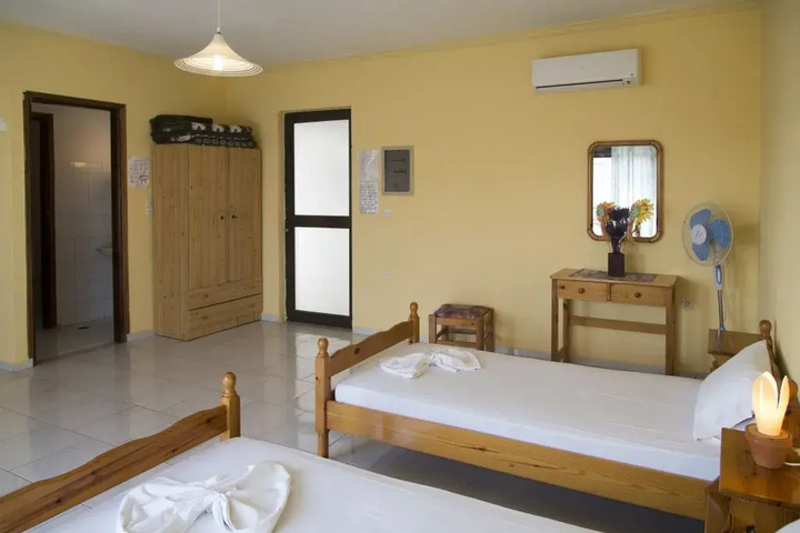 Room 6 of 10