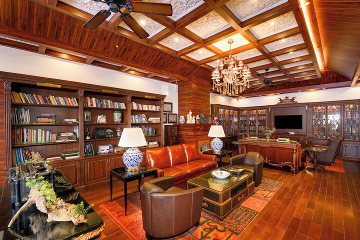 Lounge 47 of 59