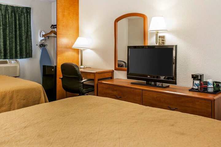 2 Queen Beds (3 of 7)
