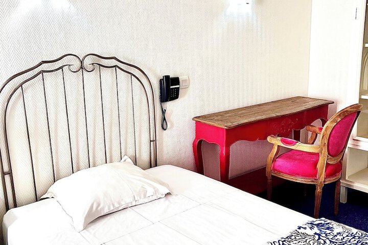 Room 42 of 80