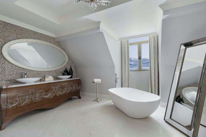 Room 46 of 212