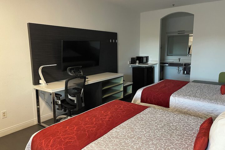 2 Queen Beds (4 of 12)