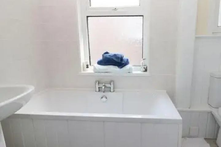 Room 7 of 12