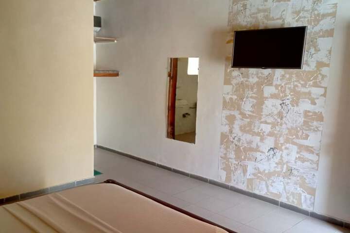 Room 12 of 25
