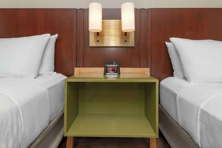 2 Queen Beds (11 of 12)