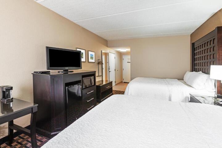 2 Queen Beds (2 of 7)