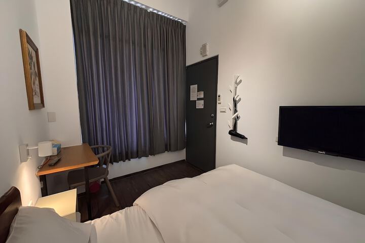 Room 34 of 142