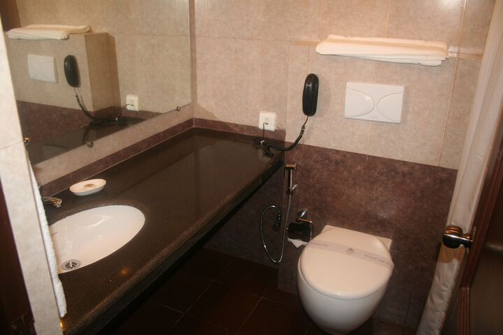 Room 5 of 12