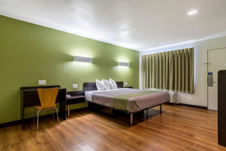 1 Queen Bed (5 of 7)