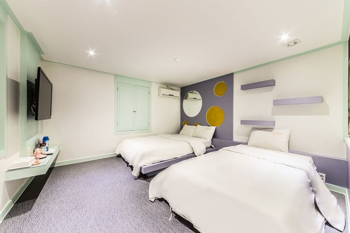 Room 32 of 54