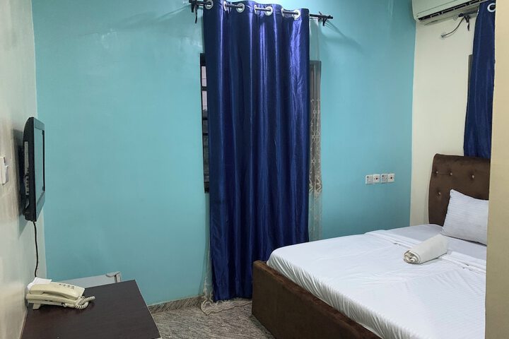 Room 2 of 7