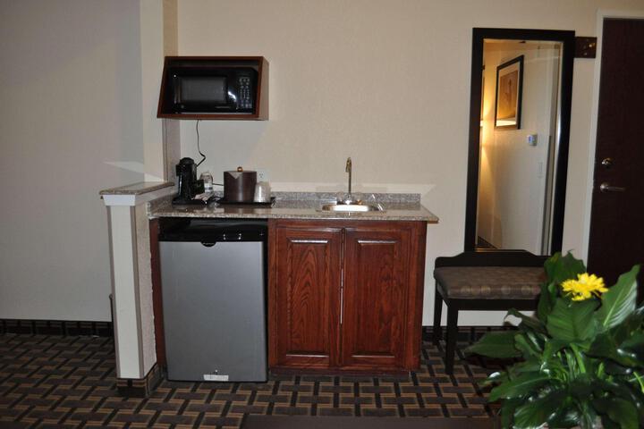 Suite 1 King Bed Sofa Bed Living Area Wet Bar Microwave and Refrigerator WiFi Full Breakfast (10 of 11)