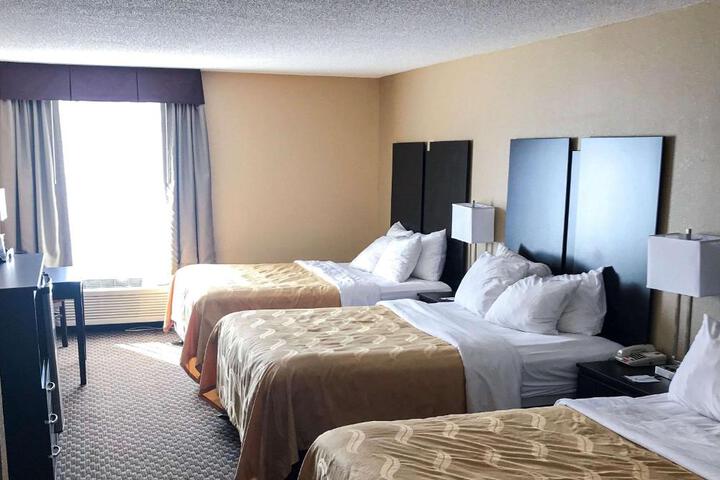 1 Queen Bed (1 of 7)