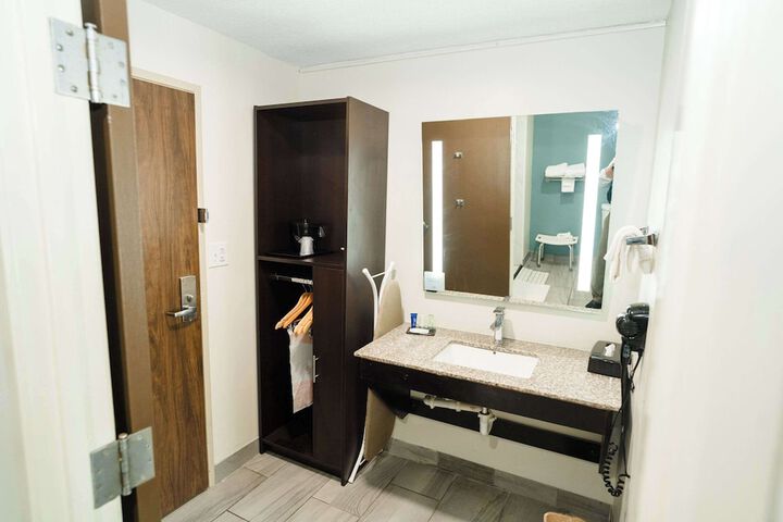 1 Queen Bed Accessible (3 of 31)