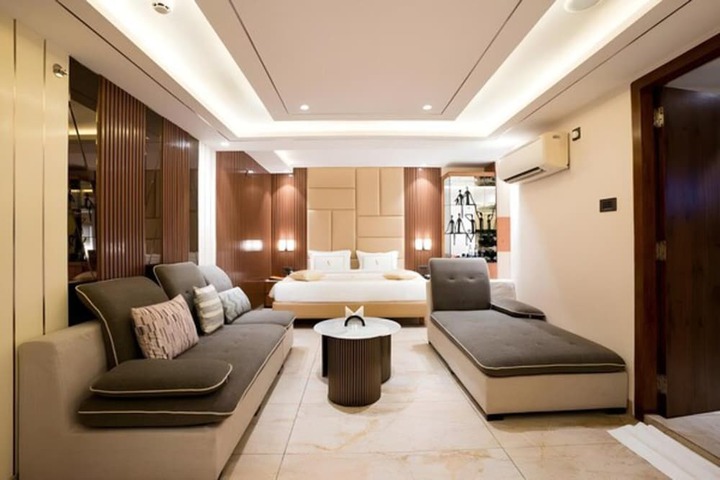 Room 6 of 27