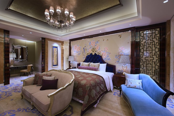Room 13 of 42