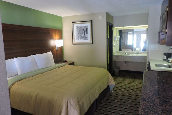 1 King Bed (4 of 15)