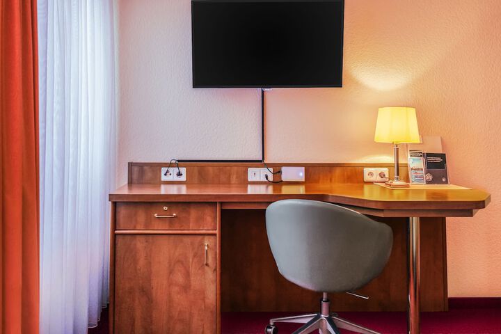 Room 8 of 43