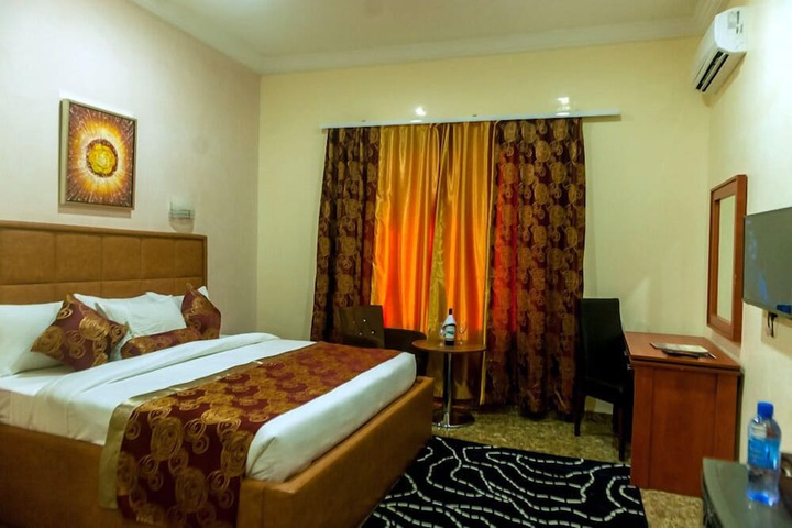 Room 10 of 42