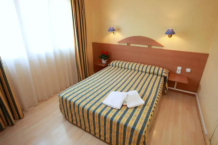 Room 2 of 10