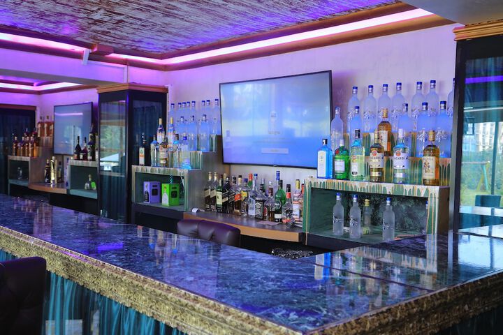 Lounge 52 of 61