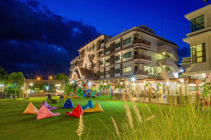 Hotel Exterior 149 of 183