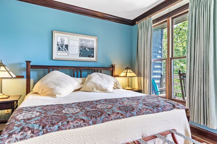 Snug Hug Queen Suite with Fireplace (60 of 131)