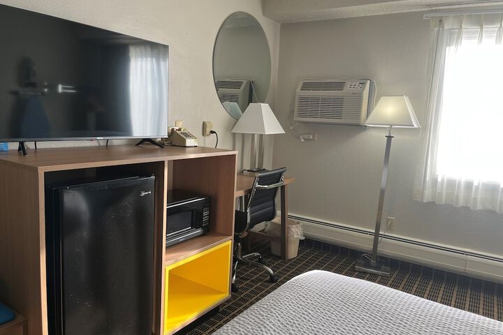 1 Queen Bed (3 of 9)