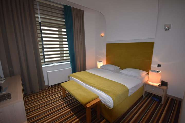 Room 10 of 42