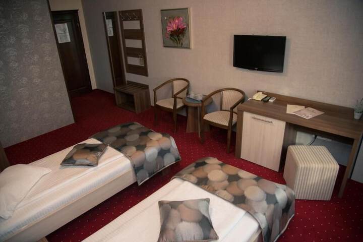 Room 2 of 98