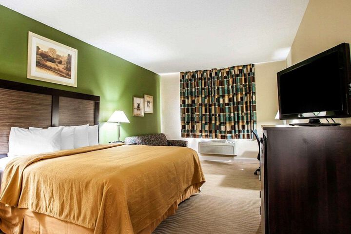 1 King Bed Business Room (16 of 24)