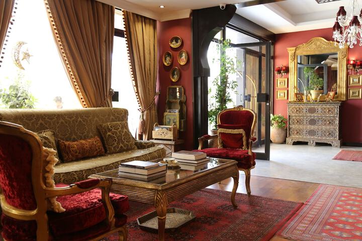 Gondola Hotel and Suites