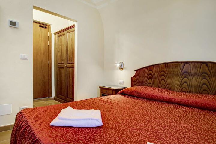 Room 5 of 96