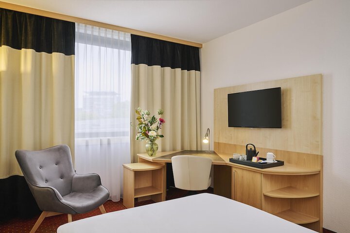 Room 4 of 33