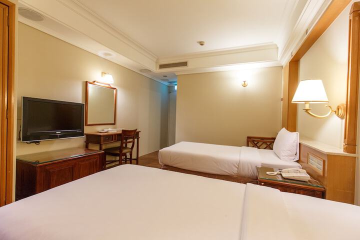 Room 6 of 18
