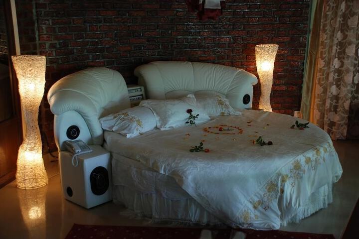 Room 6 of 12
