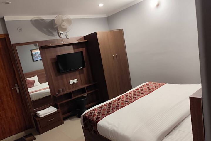 Room 4 of 64