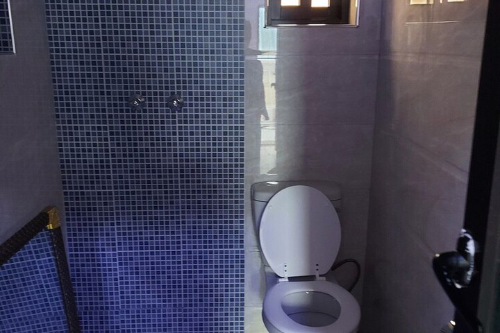 Room 5 of 8
