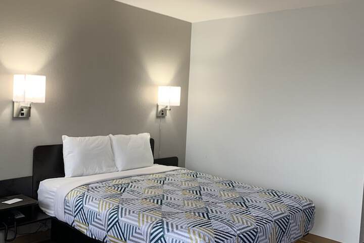 1 Queen Bed (2 of 16)