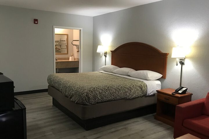 Basic Room 1 King Bed (6 of 6)