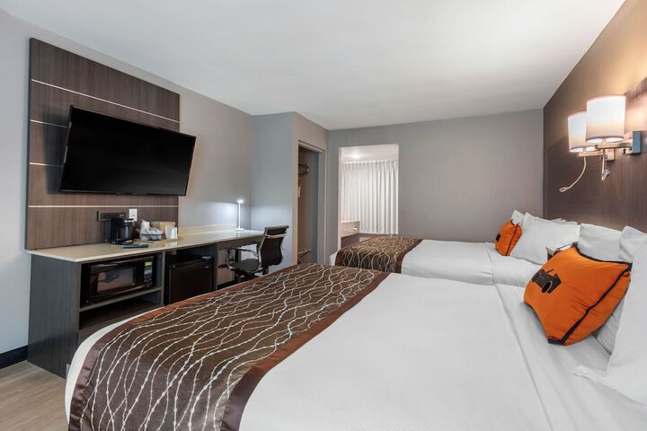 1 Queen Bed (7 of 9)