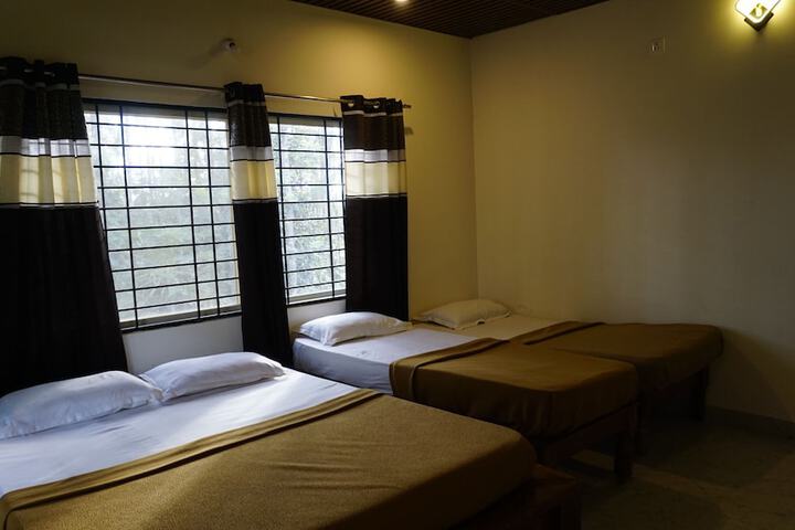 Room 12 of 76