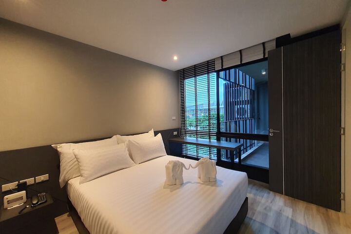 Room 6 of 18