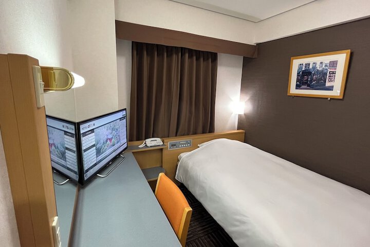 Room 4 of 8