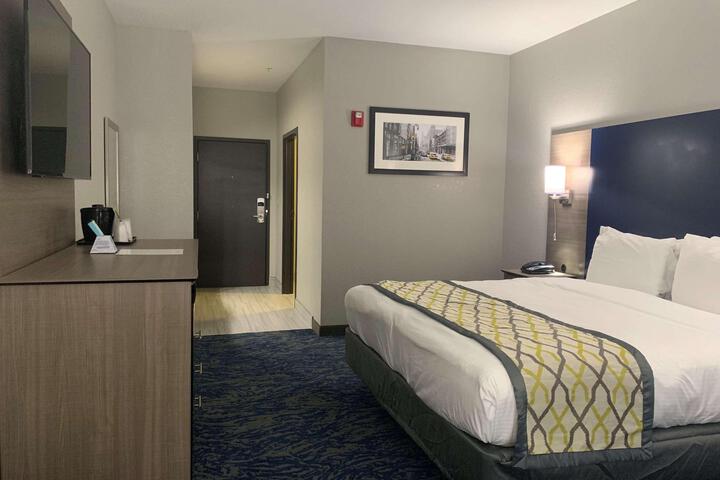 1 King Accessible Bathtub Microwave and Refrigerator WiFi Full Breakfast (9 of 12)