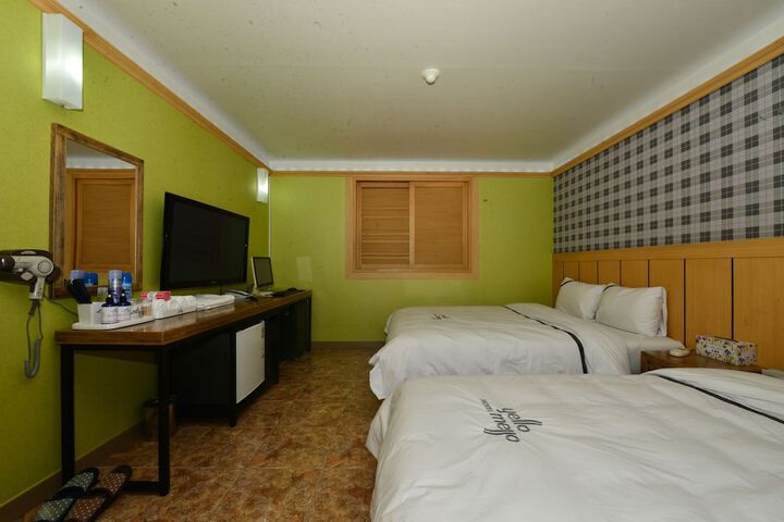 Room 6 of 18