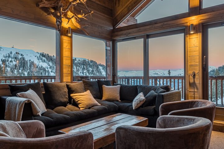 Lounge 38 of 63
