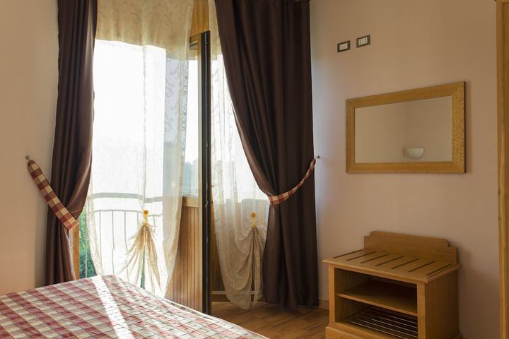Room 4 of 77