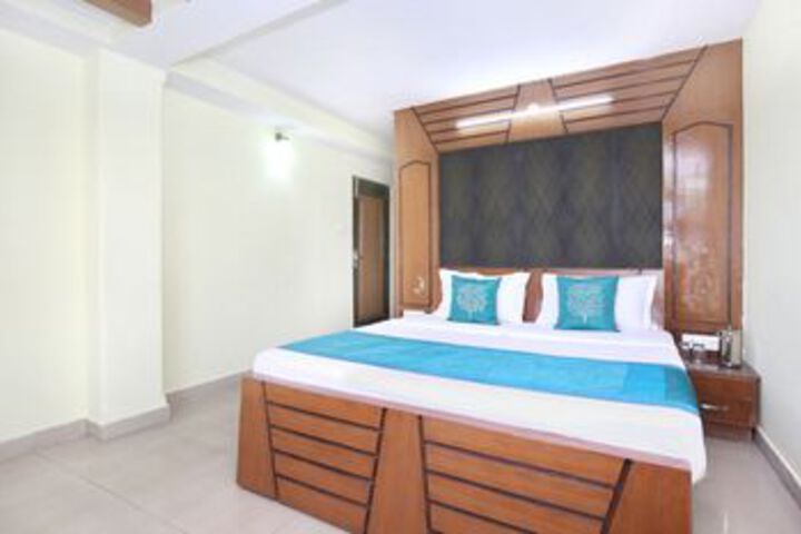 Room 5 of 16