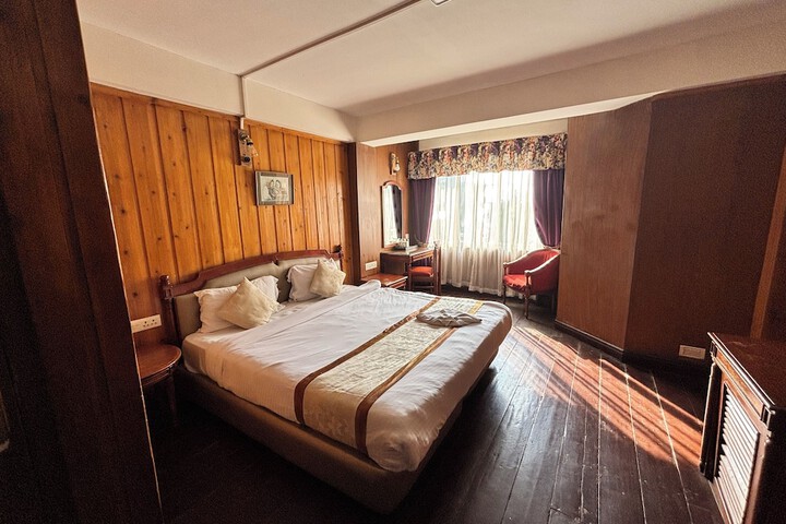 Room 13 of 32
